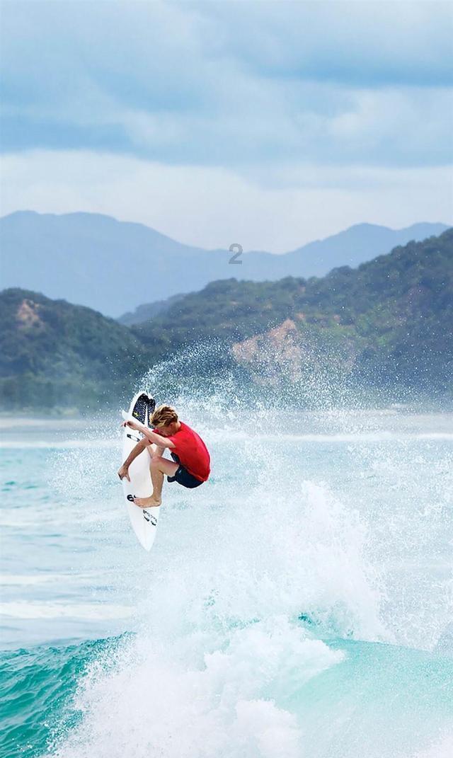 逃离海滩的女孩