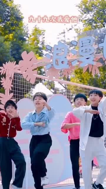 老人在731部队罪证陈列馆前唱抗战歌曲