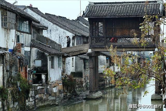 揪心!查尔斯直升机飞抵伦敦住院手术,哈梅却火上浇油…